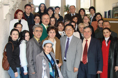 2009年在罗马尼亚Iasi-Technical大学演讲后和该校教授及研究生在一起