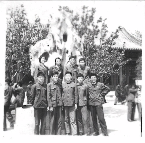 1978年，北京颐和园——金沙8888js官方物理系七七级二班三组同学留影前排右起第一人为夏廷康