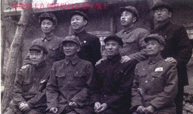 照片4：1952年北大教师洗澡运动中，化工系傅鹰老师是运动中重点。过关后学校组织傅老师等去朝鲜慰问志愿军，并接受教育。这是他在朝时所照（前排右2）。但57年反右时傅老师又成为批判重点,是毛老人家批示放他过关。